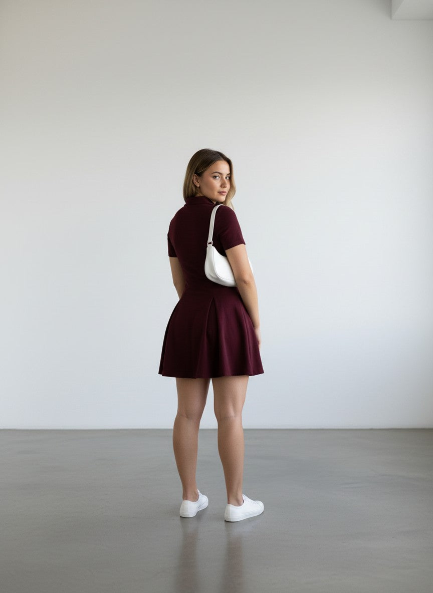 Rosavina dunkelrotes Polokleid mit ausgestelltem Rock, kurze Ärmel, ideal für Sport und Freizeit.