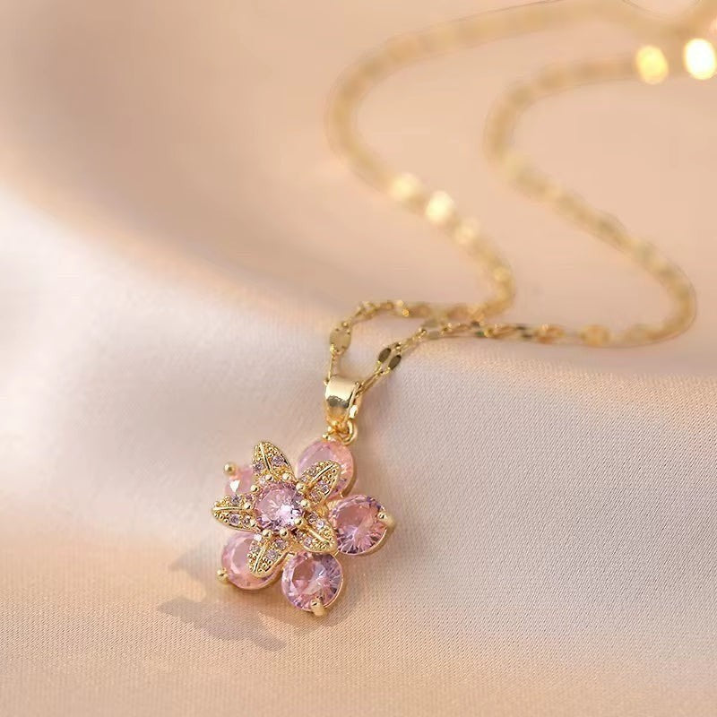 Rosavina Damenkette mit zartem, blütenförmigem Anhänger aus rosafarbenen und klaren Zirkonia in Goldfarbe, Edelstahl