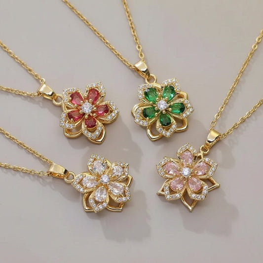 Rosavina Damen Halskette mit Blumenanhänger in Goldfarbe, besetzt mit Zirkonia in Rot, Grün, Rosa und Weiß.