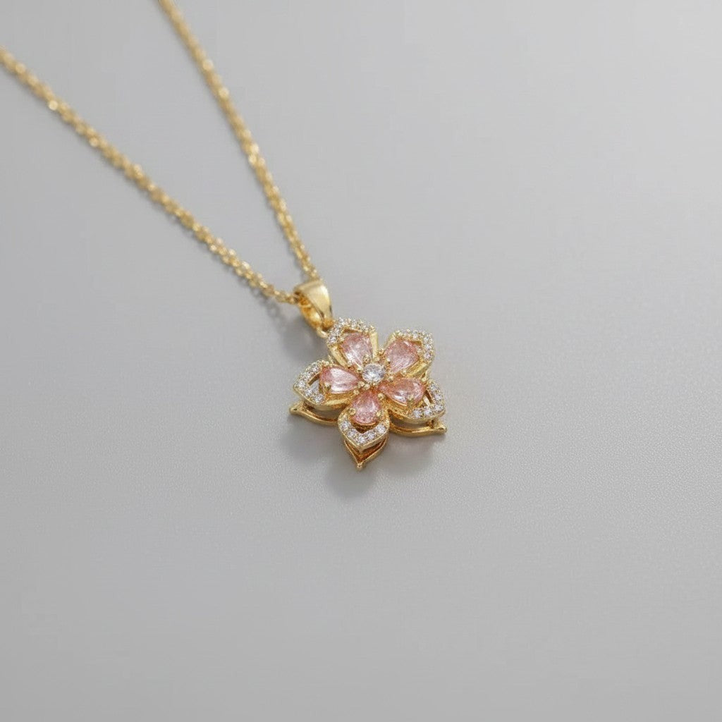 Rosavina Damen Halskette mit Blumenanhänger in Goldfarbe und Zirkonia, zart und elegant.