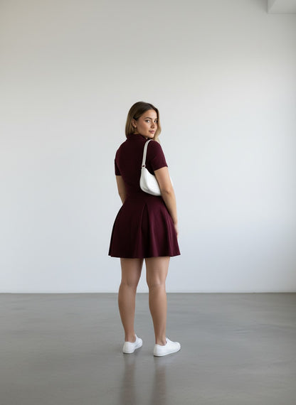 Rosavina dunkelrotes Polokleid mit ausgestelltem Rock, kurze Ärmel, ideal für Sport und Freizeit.