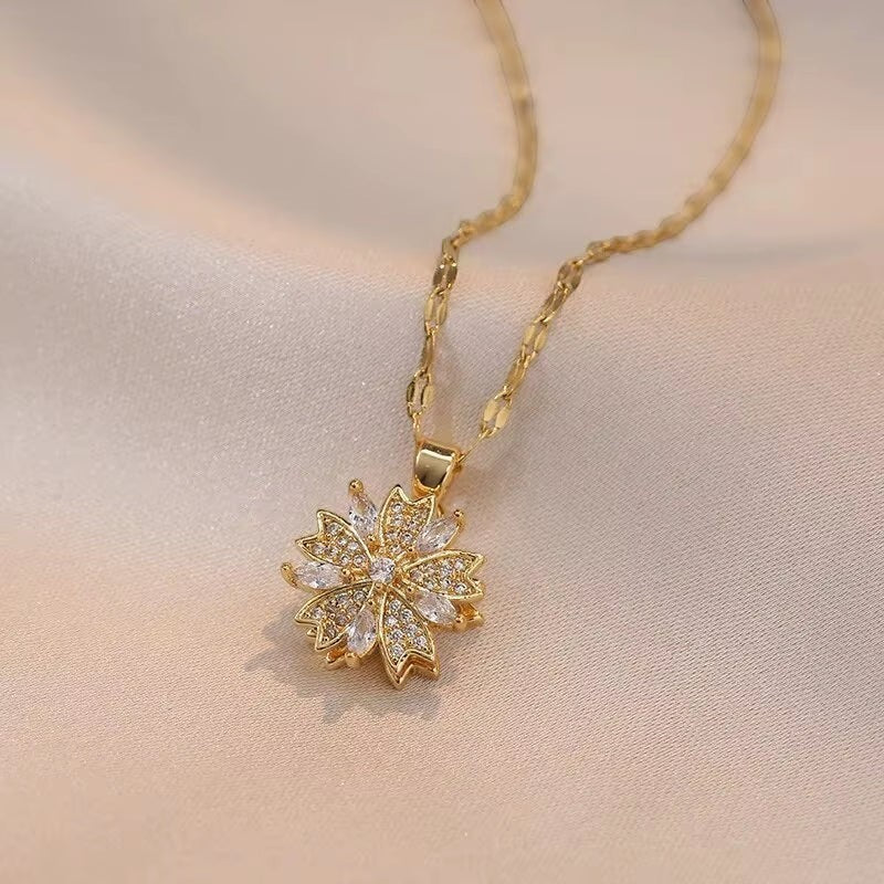 Rosavina goldfarbene Halskette mit Blumenanhänger aus Zirkonia, hochwertig und elegant für Damen.