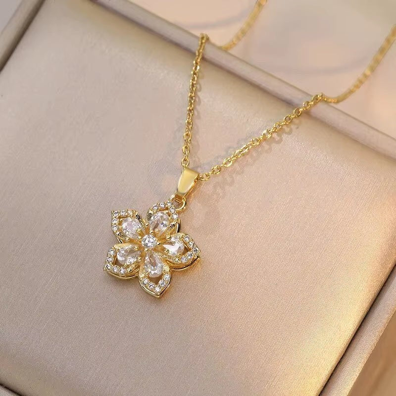Rosavina goldfarbene Halskette mit Blumenanhänger aus Zirkonia, hochwertig und elegant, für Damen.