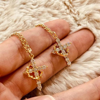 Rosavina goldfarbene Halskette mit Kreuzanhänger und Strasssteinen, minimalistischer Schmuck für Frauen.