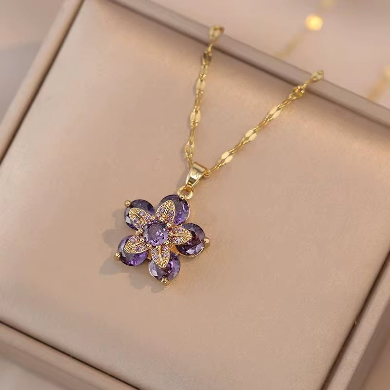 Rosavina goldfarbene Halskette mit einem lila Zirkonia-Blumenanhänger, ideal für Partys und besondere Anlässe.