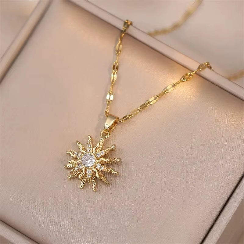 Rosavina goldfarbene Halskette mit Sonnensymbol-Anhänger, besetzt mit Zirkonia, aus Edelstahl