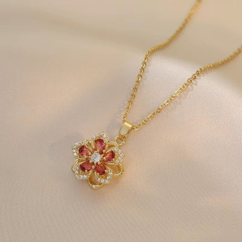Rosavina goldfarbene Halskette mit Blumenanhänger aus Zirkonia und roten Steinen, hochwertig und elegant.