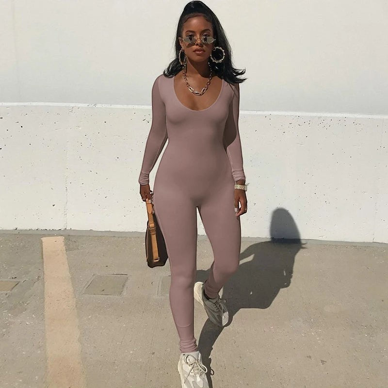 Rosavina figurbetonter Jumpsuit mit langen Ärmeln und Rundhalsausschnitt, Streetwear-Stil.