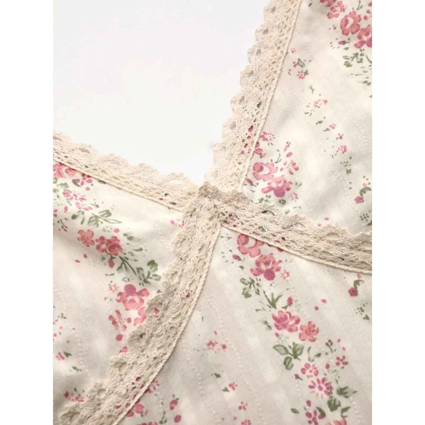 Rosavina MAYA langes Blumenkleid mit V-Ausschnitt, Spaghettiträgern und Spitzenbesatz, cremefarben mit rosa Blumenmuster