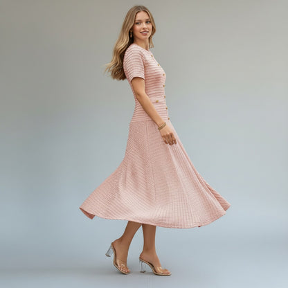 Rosavina rosa Midi-Kleid mit kurzen Ärmeln, Rundhalsausschnitt und Knopfdekor. Texturiertes Slim-Fit-A-Linien-Kleid.