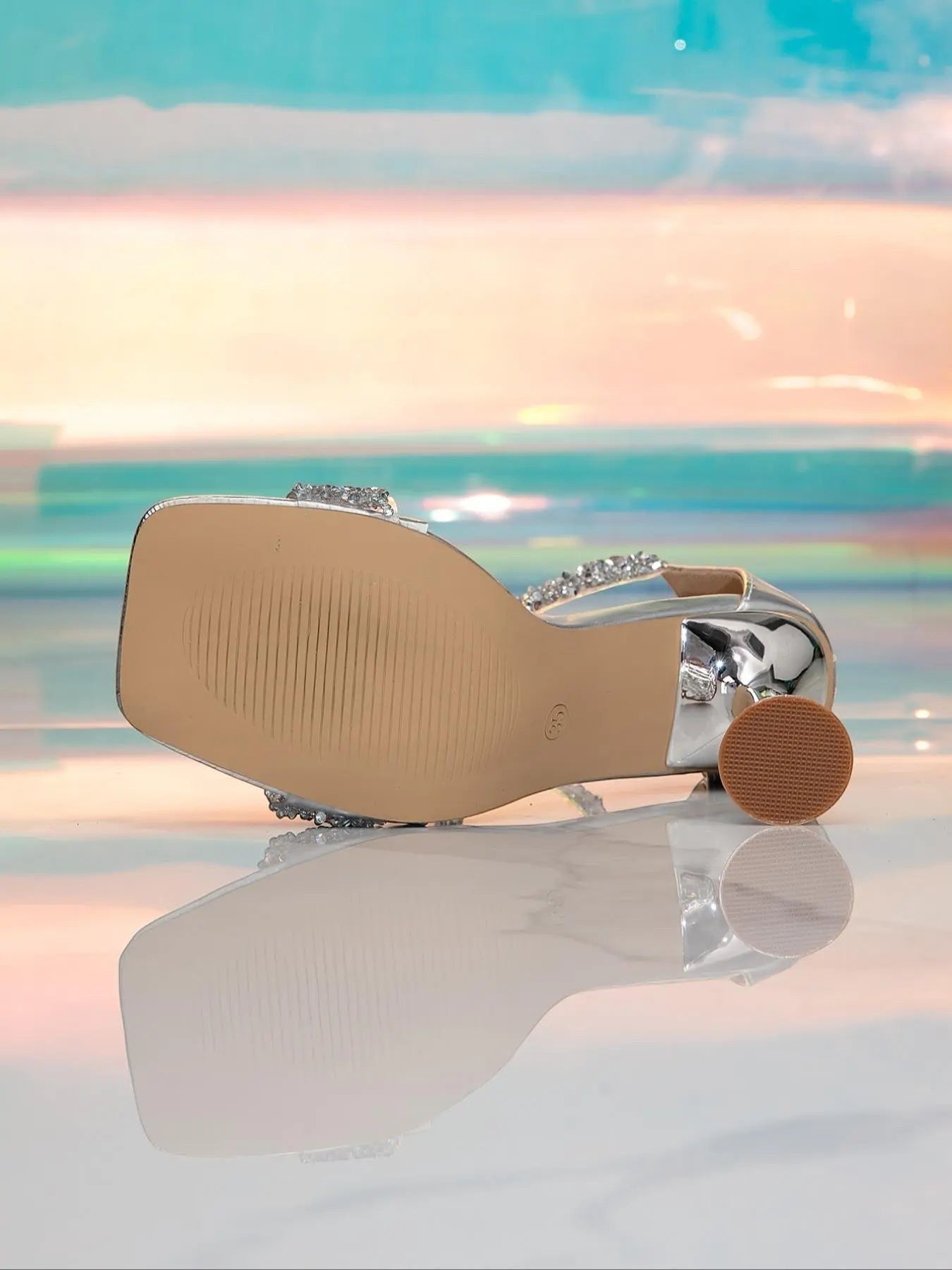 Rosavina silberne Damenschuhe mit Strassbesatz, Peeptoe-Design und Blockabsatz, aus PU-Material.