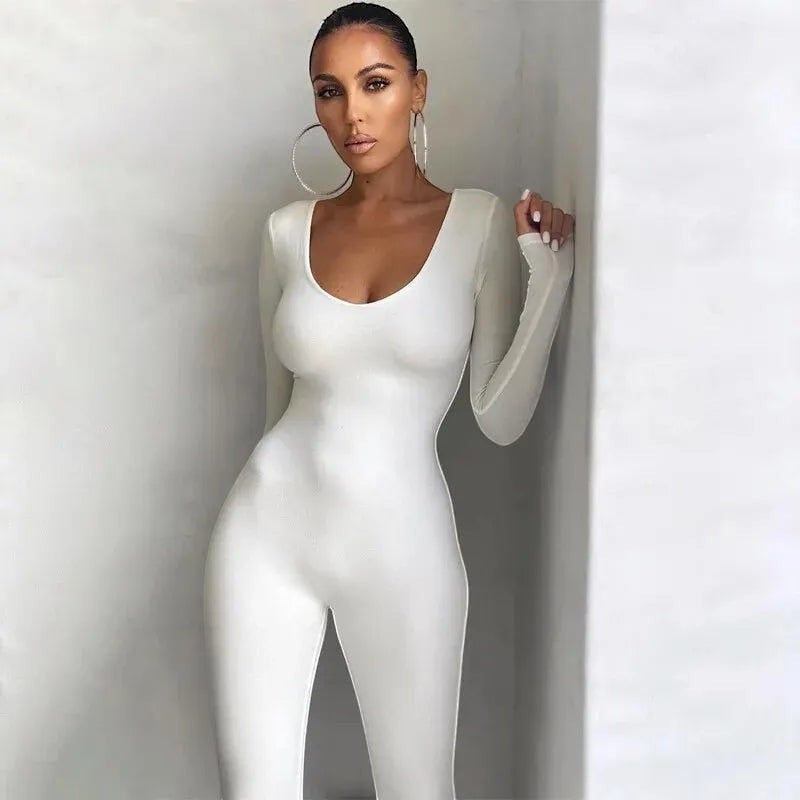 Rosavina weißer, figurbetonter Jumpsuit mit langen Ärmeln und tiefem Ausschnitt, Streetwear-Stil.
